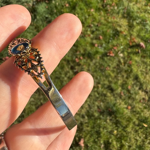 Vintage Cuff Gold Tone Bracelet Unbranded Filigree Art Deco Blue No Markings. - Picture 6 of 10